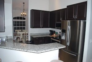 Réfrigérateur, micro-ondes, four, plaque de cuisson