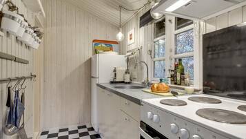 Køleskab, kogeplade, kaffe-/temaskine