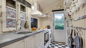 Køleskab, kogeplade, kaffe-/temaskine