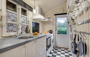 Refrigerador, parrilla de estufa y cafetera y tetera 