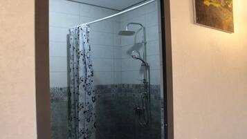 Douche, serviettes fournies, savon, papier toilette