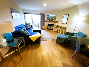 Televisión y chimenea 