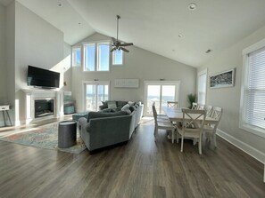 Una Smart TV, una chimenea