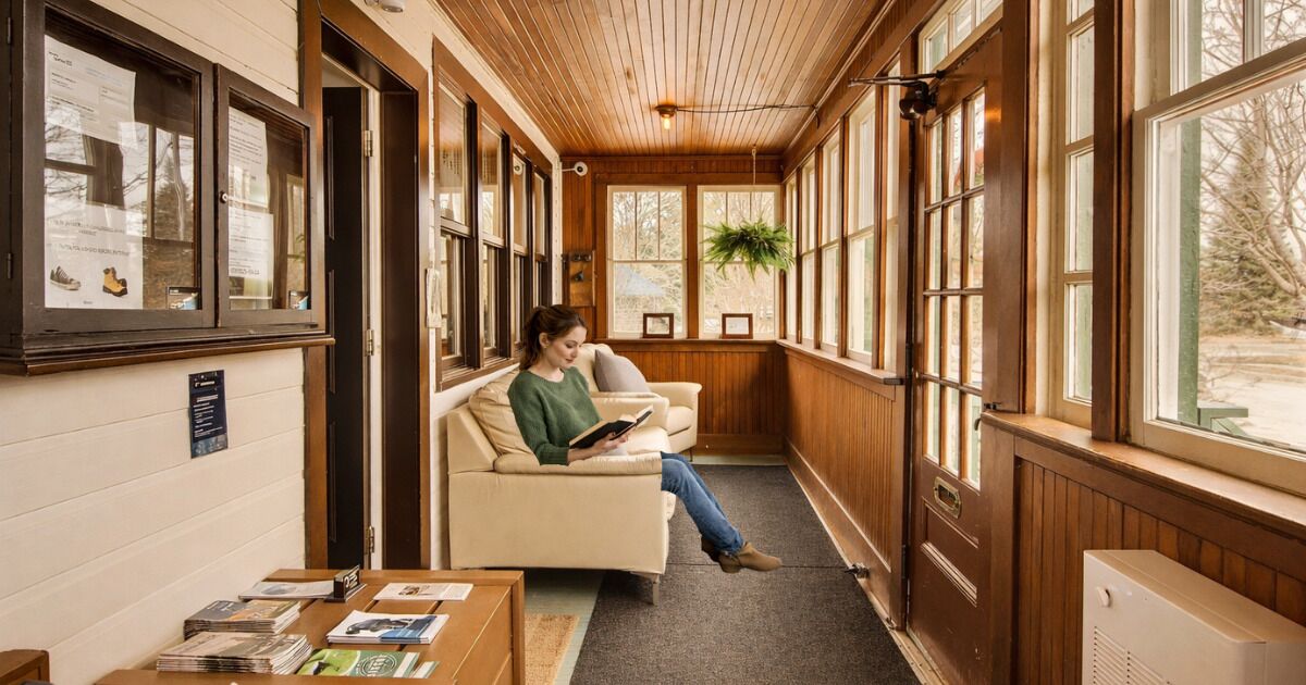 تلفزيون ذكي بحجم 32-بوصة يعرض قنوات تلفزيونية رقمية، تلفزيون