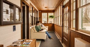 32-inch Smart TV with digital channels, TV, Netflix - Auberge l'Orpailleur (Val-d'Or)