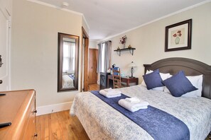 Individually decorated, individually furnished, free WiFi, bed sheets - Auberge l'Orpailleur (Val-d'Or)