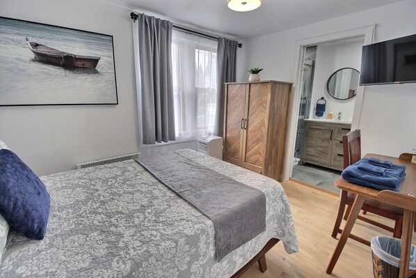 Room  104 | Individually decorated, individually furnished, free WiFi, bed sheets - Auberge l'Orpailleur (Val-d'Or)