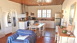 A compact living space with a sofa, a dining table, and a kitchenette. - Le Clos de la Guittière - 6 people (Talmont-Saint-Hilaire)