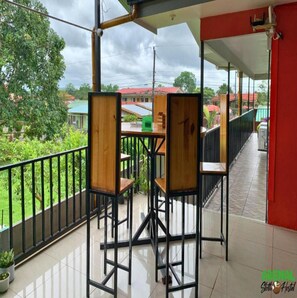 Living area - Arenal Sloth Hostel (La Fortuna)