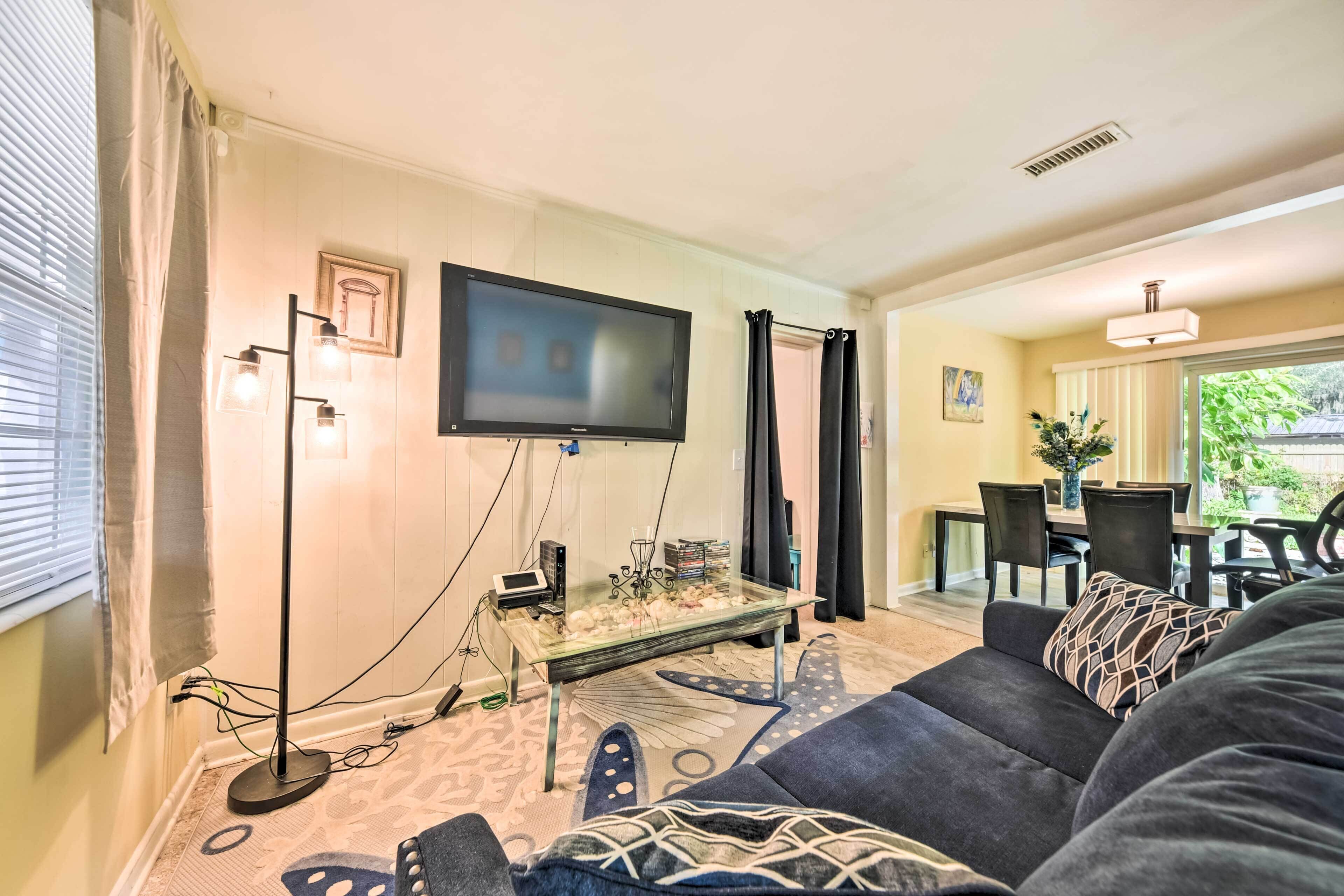 Jacksonville Getaway w/ Yard ~ 2 Mi to Beach!