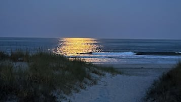 Beach nearby, sun loungers, beach towels