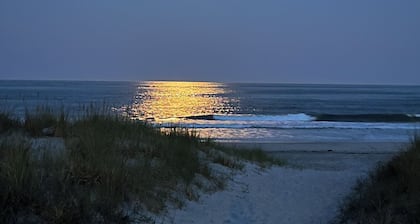 Cozy & pretty beach-block, 2-BR condo: short walk to ocean, restaurants & shops!