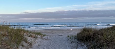 Vlak bij het strand, ligstoelen, strandlakens