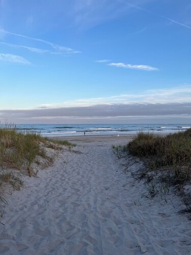 Cozy & pretty beach-block, 2-BR condo: short walk to ocean, restaurants & shops!