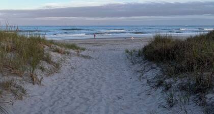 Cozy & pretty beach-block, 2-BR condo: short walk to ocean, restaurants & shops!