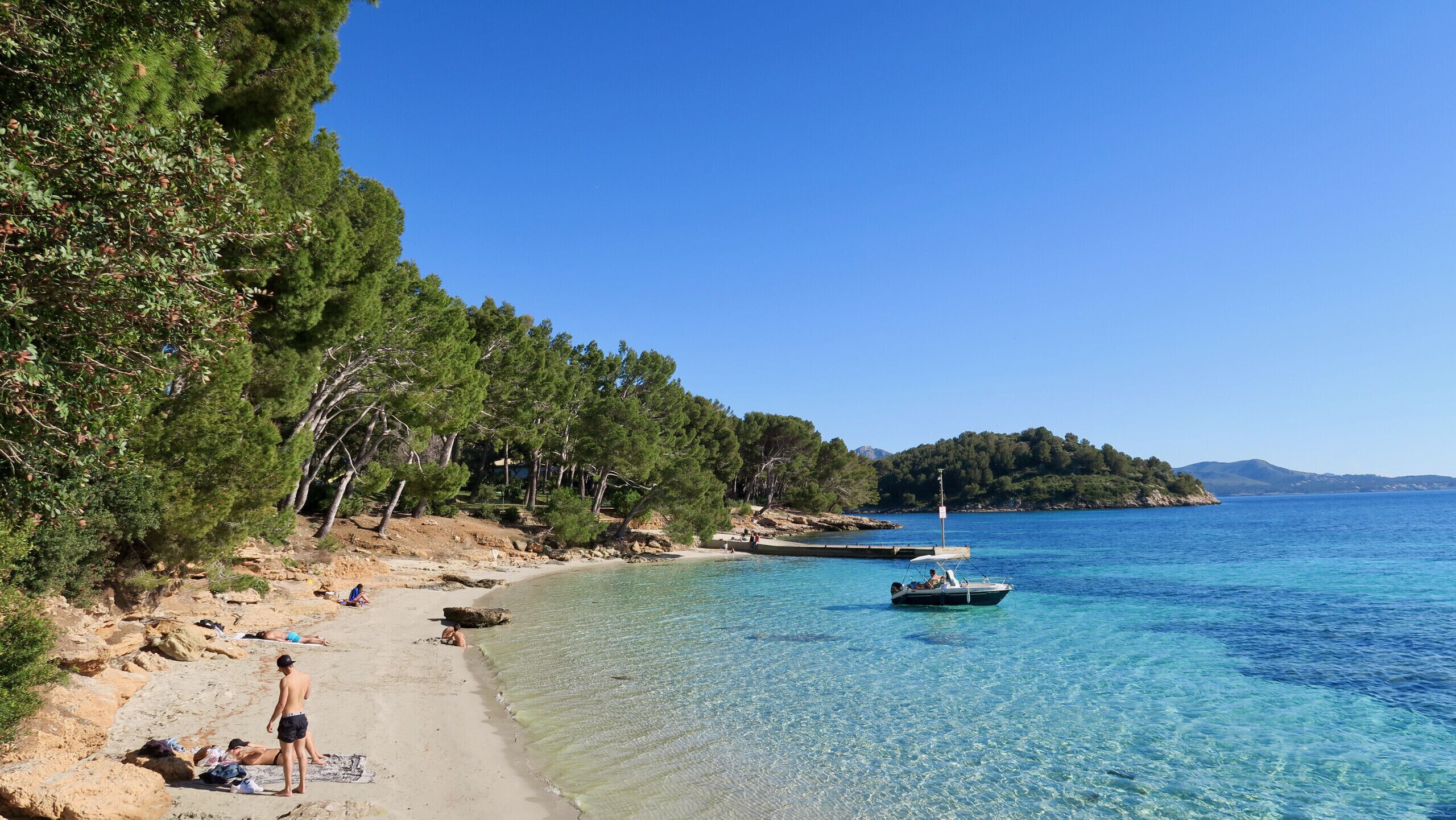 Una spiaggia nelle vicinanze