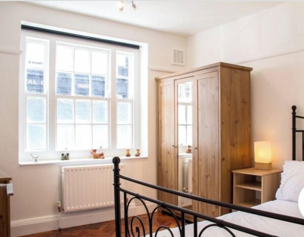 2 bedrooms, desk, iron/ironing board, free WiFi