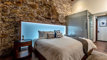 Habitacion Deluxe | Egyptian cotton sheets, premium bedding, down duvets, memory-foam beds