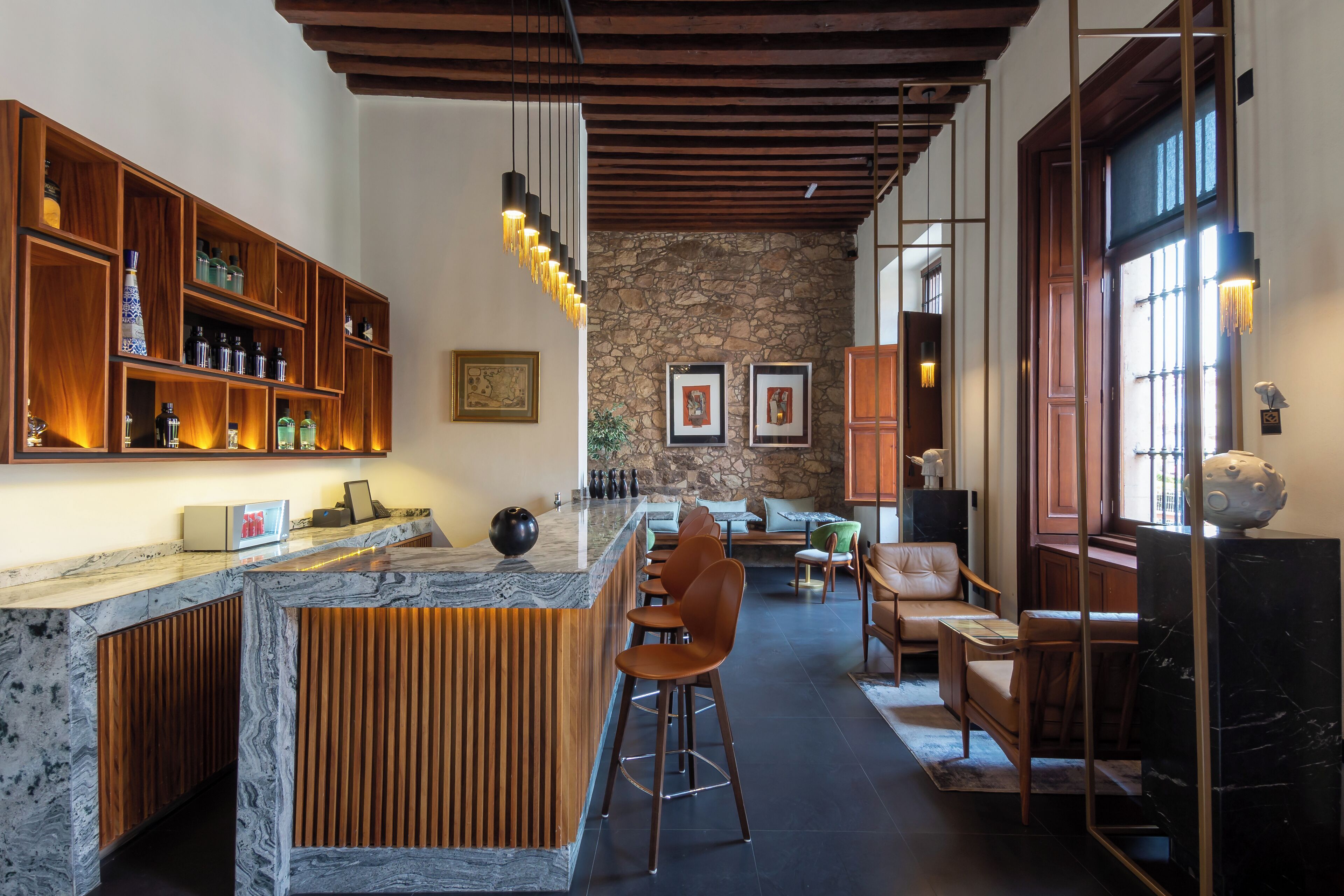 2 bares o lounges 