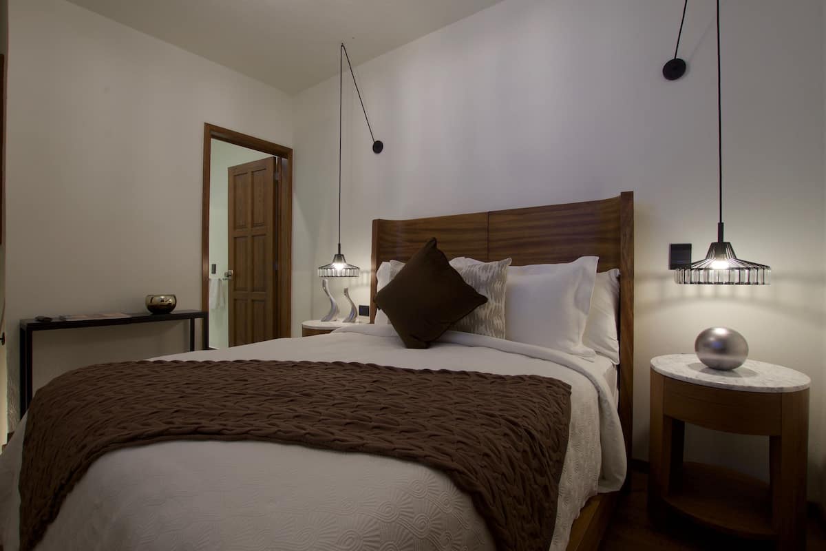 Deluxe Studio | Egyptian cotton sheets, premium bedding, down comforters