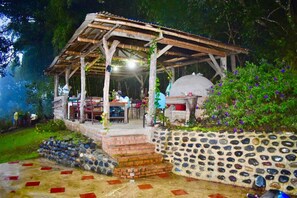 Outdoor dining - SARANNA CABIN (San Agustin)