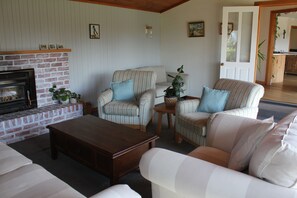 تلفزيون ذكي، مدفأة، كرة قدم الطاولة، كُتُب