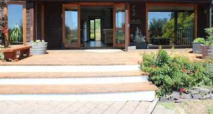 Large Country Home with Views - Spa Pool, Swimming Pool, Firepit, Games Room