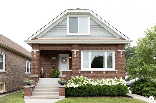 Beautiful Berwyn Bungalow Close to Downtown Chicago