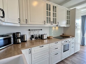 Kjøleskap, mikrobølgeovn, ovn og kokeplater