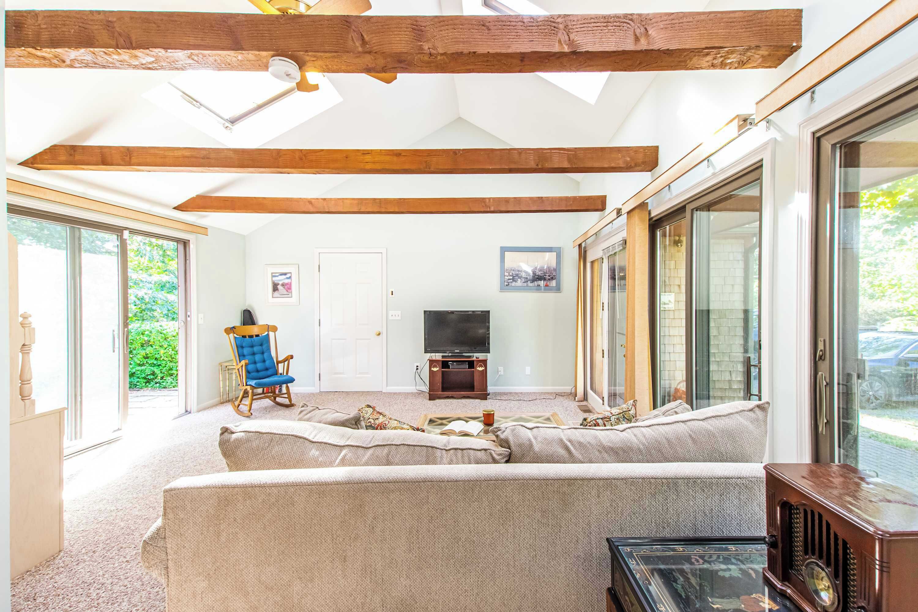 Televisión y oficina 