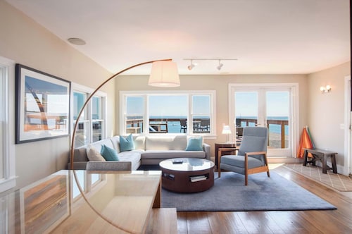 Renovated Oceanfront Penthouse!