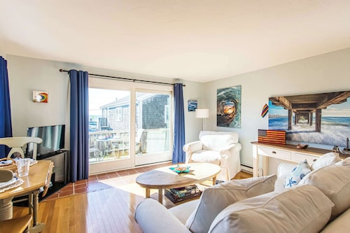 East End Condo Across from Assoc Beach!