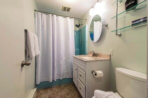 Badewanne, Haartrockner, Handtücher