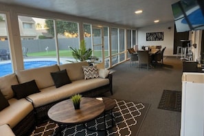 Smart-TV, Kamin, Tischfußball, Tischtennisplatte