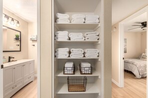 4 chambres, coffre-fort, bureau, fer et planche à repasser