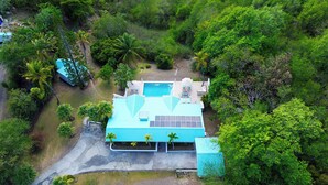 Un'ampia casa con piscina, immersa nel verde.