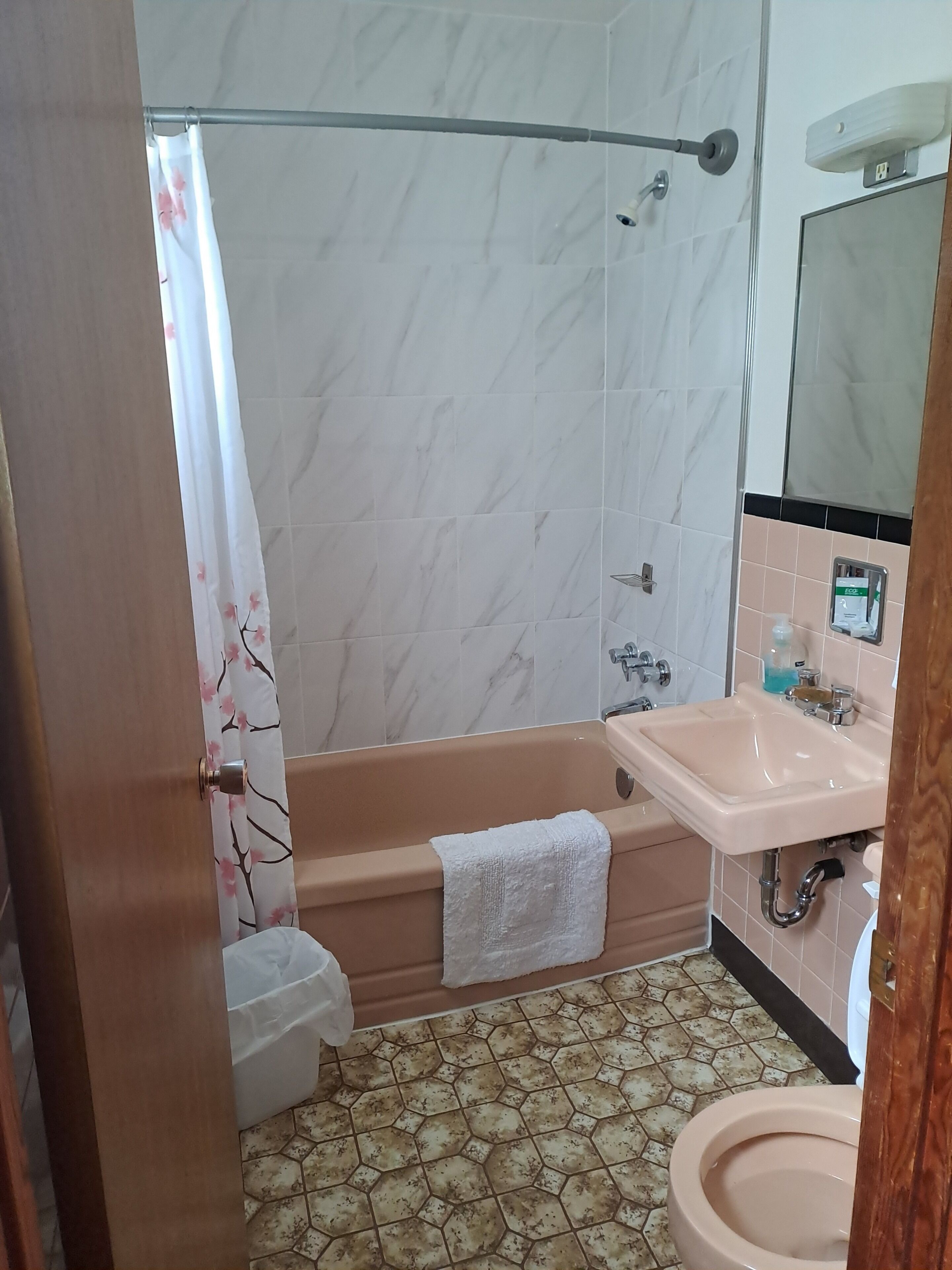 Traditional Single Room | Bathroom