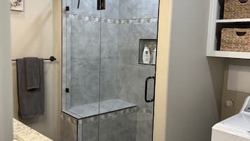 Douche, séchoir à cheveux, serviettes fournies, savon