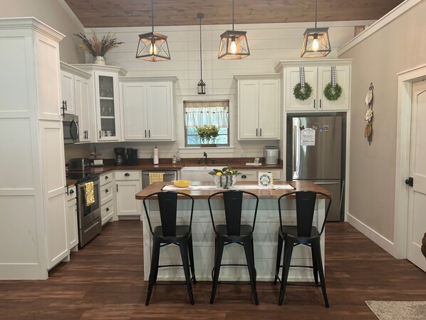 Kjøleskap, mikrobølgeovn, ovn og kokeplater