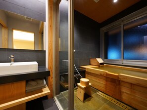 高级双床房 | 浴室 | 独立的浴缸和淋浴、泉水浴缸、免费洗浴用品、吹风机
