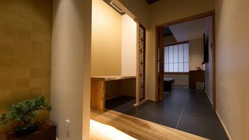 Habitación de lujo con 2 camas individuales | Caja de seguridad en la habitación, muebles diferentes y insonorización