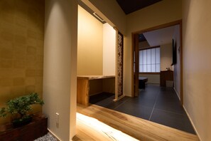 Habitación de lujo con 2 camas individuales | Caja fuerte, mobiliario individual, sistema de insonorización