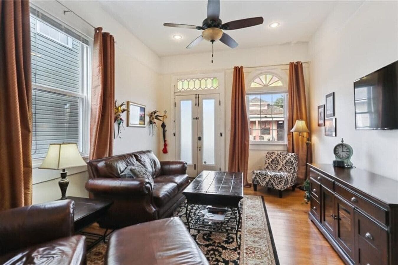 Smart TV, fireplace, books, offices