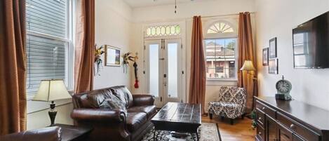 Smart TV, fireplace, books, offices