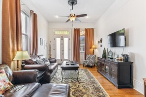 Smart-tv, pejs, bøger, kontorer