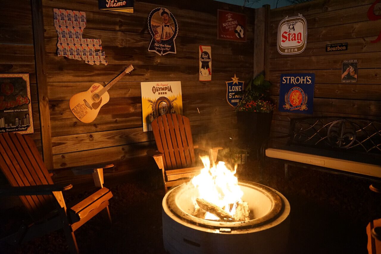 Un ambiente cálido en el interior, con una chimenea, paredes de madera y diversos recuerdos de cerveza y música.