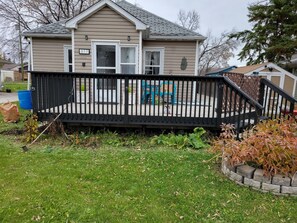 Exterior - Cozy beach cottage with fire pit and suitable for a family or romantic getaway! (Winnipeg Beach)
