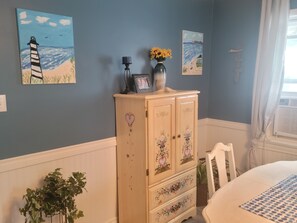 Dining - Cozy beach cottage with fire pit and suitable for a family or romantic getaway! (Winnipeg Beach)