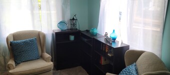 Cozy beach cottage with fire pit and suitable for a family or romantic getaway!