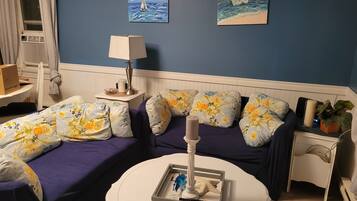 Una televisión, una chimenea